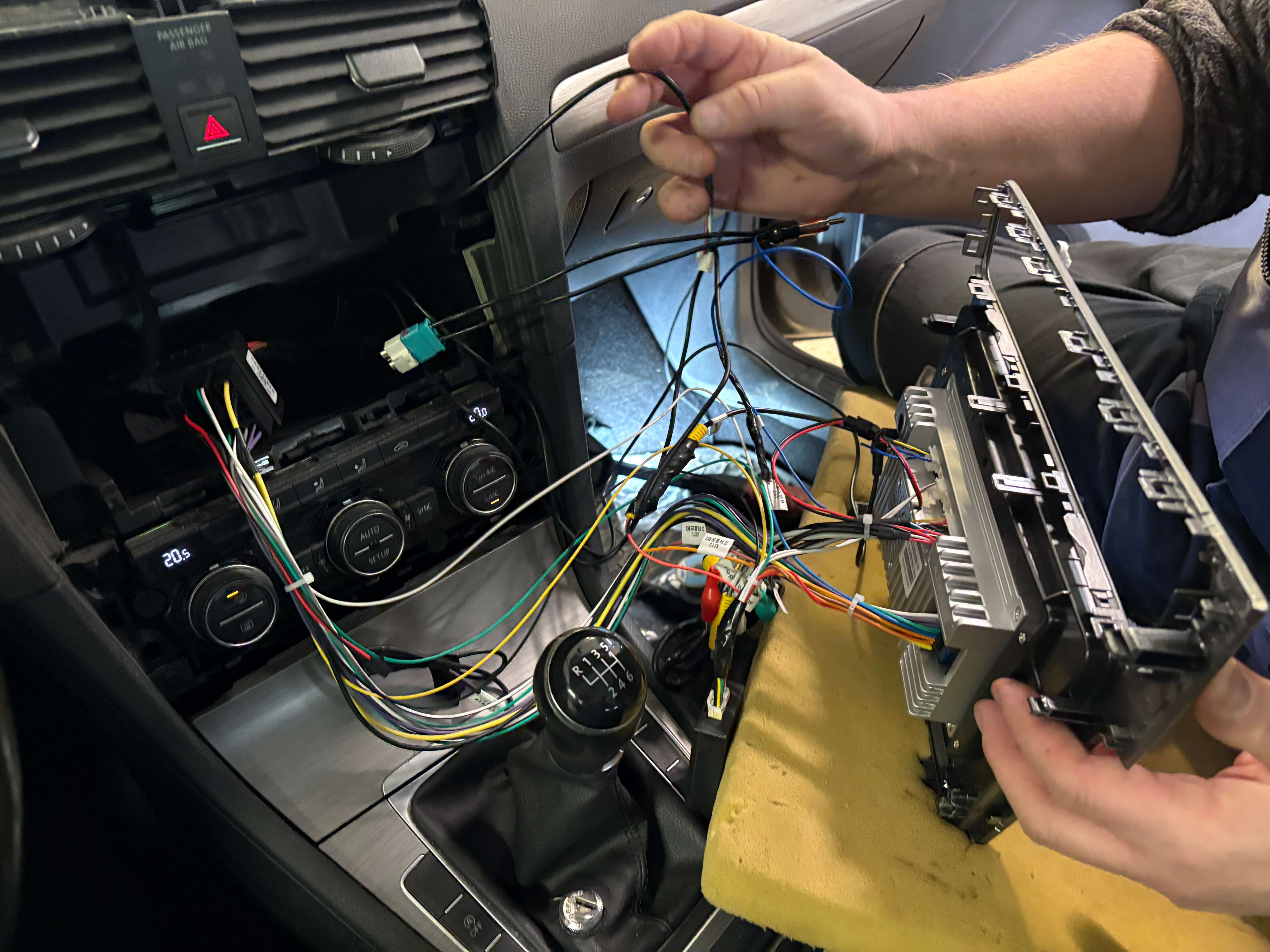 Připojení kabeláže autorádia