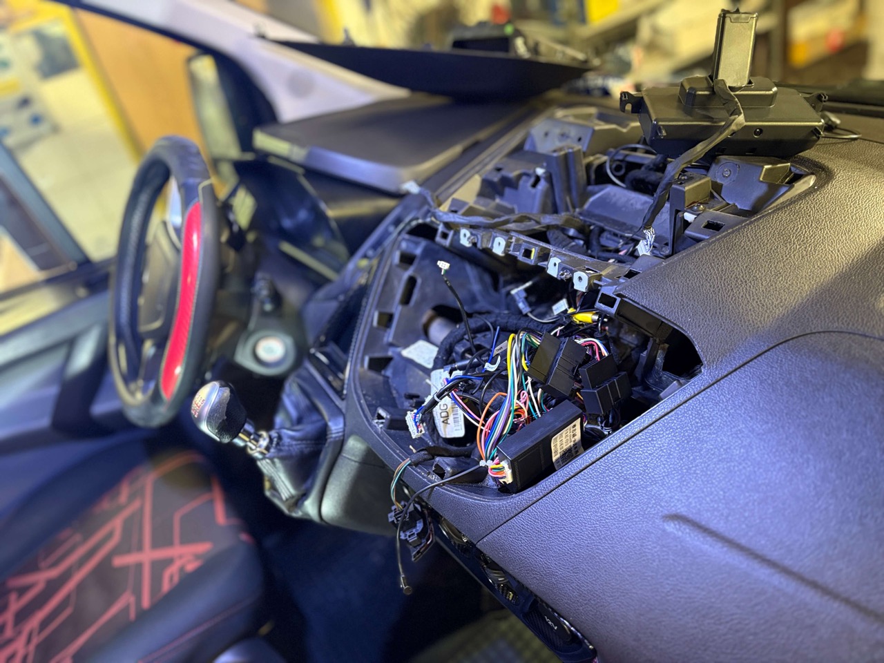 Demontáž autorádia a ovládacího panelu