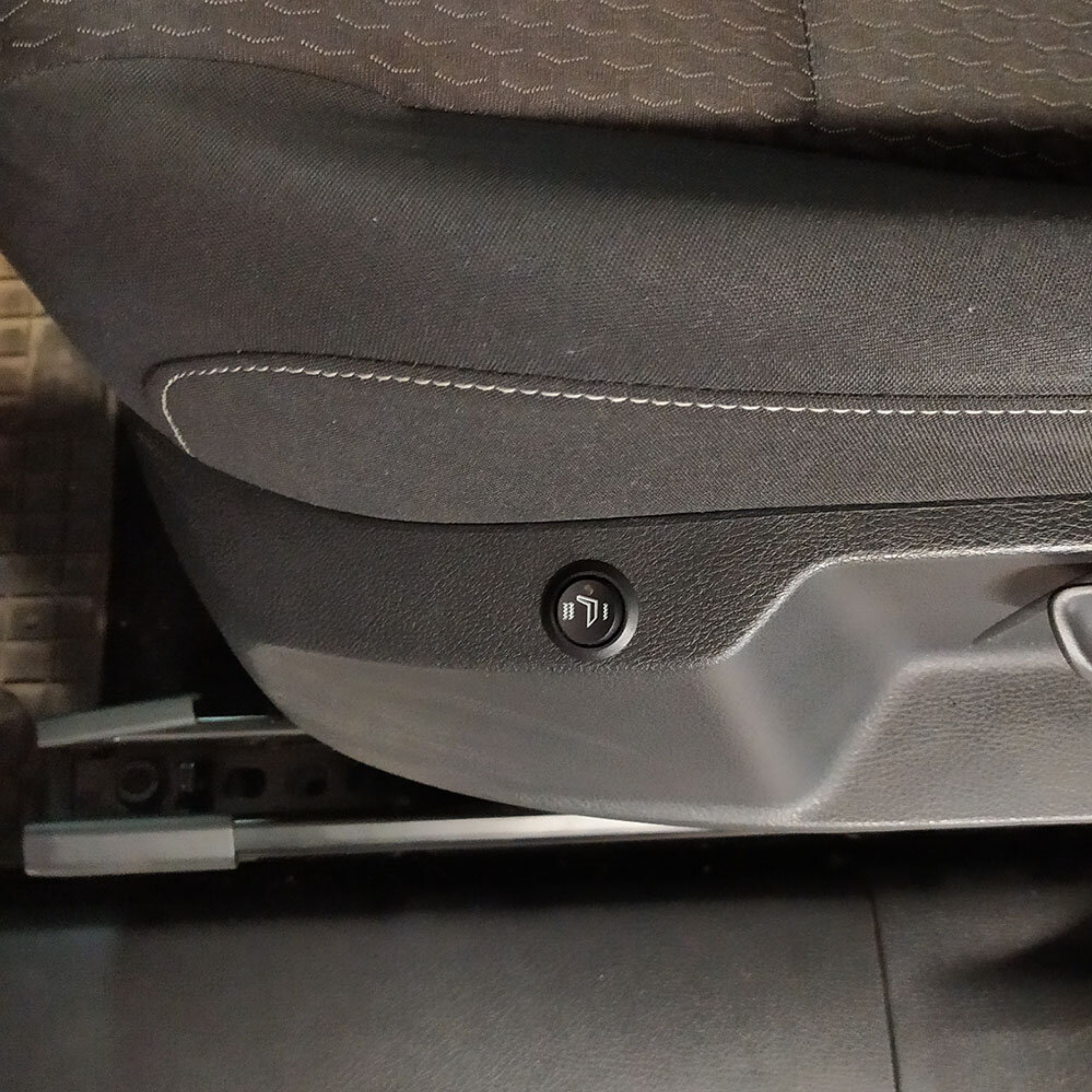 Umístění ovládacího tlačítka pro vyhřívání sedaček